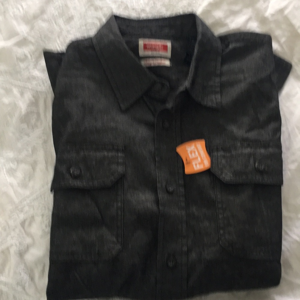 NWT Wrangler relaxed fit long sleeve shirt